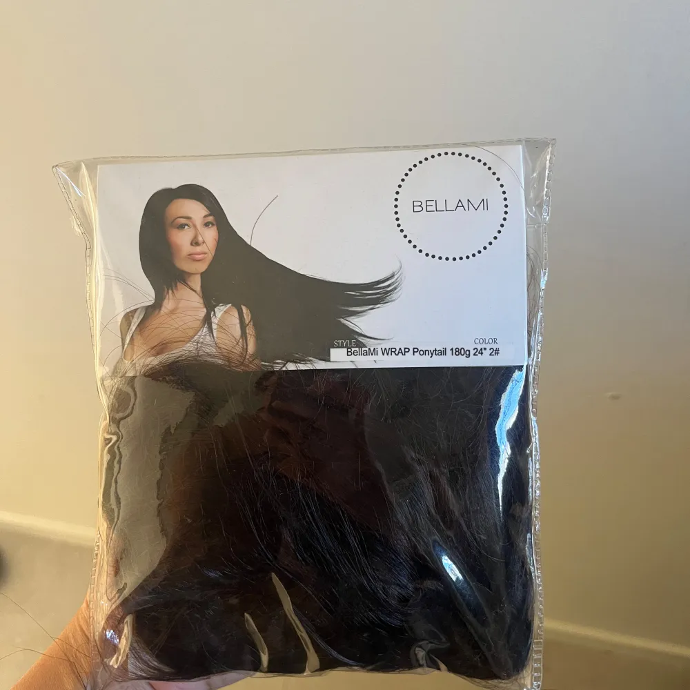 Bellami hair ponytail (hästsvans) helt ny- aldrig använd. Beställde fel och sen gick det inte att returnera eftersom jag öppnat förpackningen. Nypris 2350kr Det är äkta hår av högsta kvalitet. 180 gr, färg mörkbrun  . Skönhet.