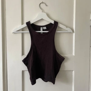 Svart ribbad linnetopp från H&M Divided - Enkel topp, bra skick 🤎