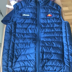 Blå dunväst från Ellesse - säljer min ellesse väst. Den  är använd 3-5 gånger. Köpte den för 900 när den va helt ny.