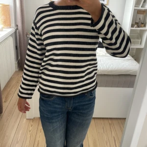 Randig stickad tröja - Randig stickad tröja från H&M, bra skick. Står inte på lappen vilken stl men själv har jag xs och den passar mig🎀