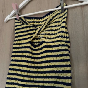 Stickad bandeau topp - Somrig/höst topp! Använd fåtal gånger! Behövs ingen B-h under 