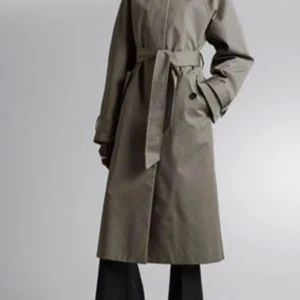Trenchcoat  - Säljer en trenchcoat från & Other stories. Knappt använd. Storlek XS