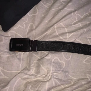 Hugo Boss Bälte - Ett Hugo boss bälte i 7/10 skick.  Säljes billigt då jag har en massa bälten och detta kommer aldrig till användning! Mvh  Storlek: 105cm