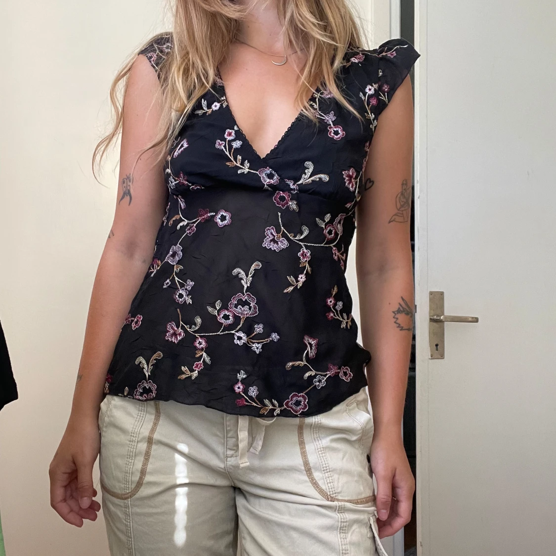 Svart blommig topp - 91