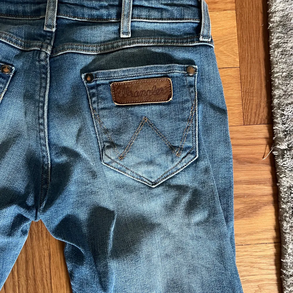 Säljer min såå snygga jeans från wrangler p.g.a jag rensar garderoben💕verkligen så cool tvätt och har sprättat upp de nertill för att de ska bli lite längre😍innerbenslängd: 75cm, midjemått rakt över: 33 cm. Jeans & Byxor.