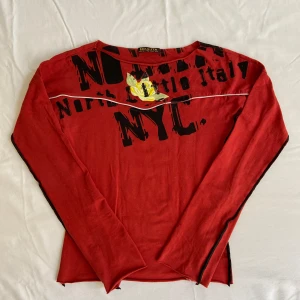 Långärmad röd tröja - Bra skick. Köpt på Humana. 