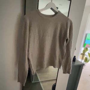 Beige stickad tröja - Säljer stickad fin beige tröja!! perfekt till hösten!!