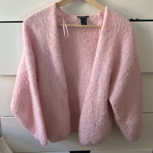 Rosa Lindex kofta - Jättesnygg populär kofta från Lindex, ganska så nopprig, men det borde gå att fixa ( färgen är lite mörkare rosa än på bilderna )🩷