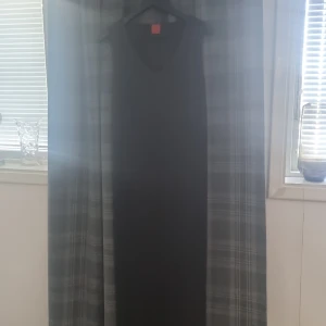 Svart långklänning från Jacqueline De Young - Säljer en elegant svart långklänning från Jacqueline De Young. Klänningen är ärmlös och perfekt för festliga tillfällen. Den har en enkel och stilren design som gör den lätt att matcha med olika accessoarer. Köp direkt eller ge prisförslag 💛