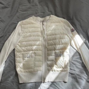 Moncler cardigan - Äkta moncler cardigan, i bra skick men använd säljer då ja inte använder längre, skriv för fler funderingar!