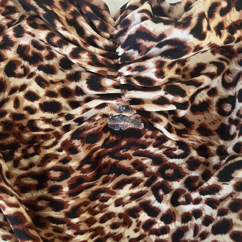 Säljer detta snygga leopard linnet från 2000s talet. står ingen storlek eller någon lapp men passar som S. superskönt material. En liten defekt är att det brukade sitta en blomma som trillade bort i tvätten (se på bild 2) annars i bra skick.. Toppar.