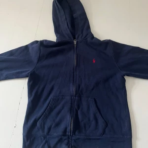 Ralph Louren zip hoodie  - Den är i storlek smal använde den förut men inte så jätte mycket den är i bra skick med inga slitningar eller hål 