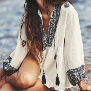 Vit blus med svart broderi -  intressekoll på en superfin vit blus med svart broderi. Den har en v-ringad hals med knytband. Blusen är i ett luftigt och bekvämt material, perfekt för varma sommardagar. Passar perfekt till både jeans och kjol! Från zara, köptes för 400 säljs för 350💓💓