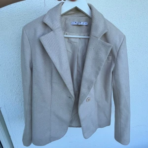 Beige/vit kavaj från NA-KD - Väldigt bra skick. 