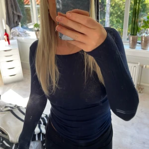 Intimissimi tröja  - Super fin mörkblå intimissimi tröja, har endast andvänt den en gång då den är lite för stor för mig o ja gillar inte hur den sitter 