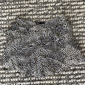 Leopard kjol - En snygg leopard primats volangkjol med inbyggda shorts. I bra skick då de knappt vart använda. Skriv privat för mer info❤️