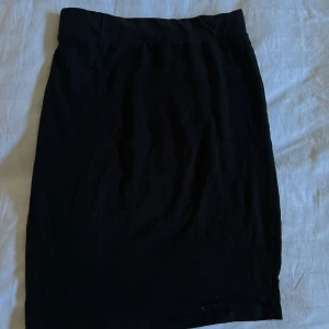 Svart kjol från 157 - Säljer en enkel och stilren svart kjol från 157 i storlek XS. Kjolen är knälång och i stretchigt material🫶🏼🫶🏼