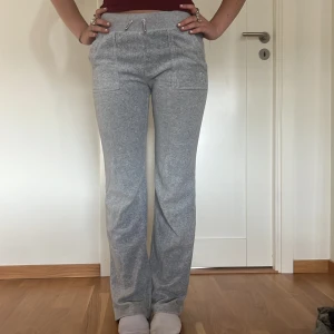 Grå mjukisbyxor med fickor - Säljer ett par superbekväma grå juicy byxor. De har en låg midja, Byxorna är i bra skick och gjorda av mjukt bomullsmaterial. Passar perfekt till höst och vinter! orginalpris: 1100kr