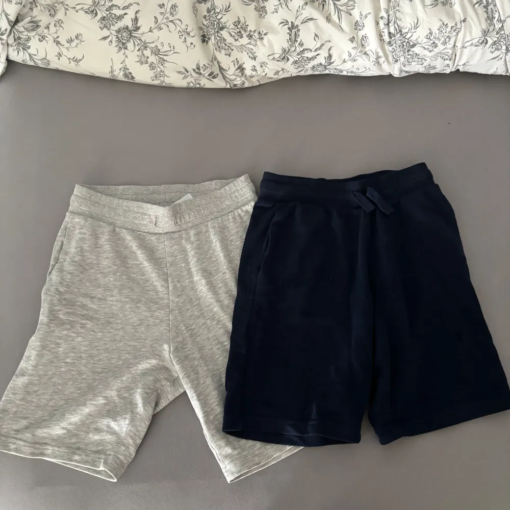 Fina shorts felfria Storlek: 150  Alla kostar 50 kr. Shorts.