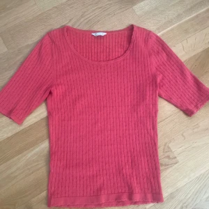 Röd T-shirt - Röd T-shirt från Cubus, nyskick endast använd ett fåtal gånger. Säljer på g av inte min stil.