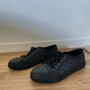 Gucci Skor  - Säljer dessa svarta Gucci-skor i toppskick. Storlek 44. Legitcheck från Vestiaire finns även. Dust bags och box medföljer. Hörav er vid frågor! 