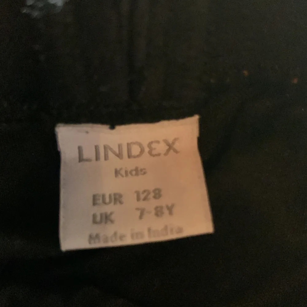 En fin leopard kjol bra skick från Lindex i storlek 128 men det e resor på sidan så den kan töjas ut. Kjolar.