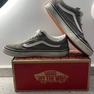 VANS - Säljer nu dessa snygga vansen ganska använda men fof i bra skick skulle säga 7/10 användbara helt enkelt, hör av er vid fler frågor kring skorna🙃