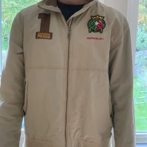 Ralph lauren jacka - Snygg retro ralph lauren i beige färg. Passar dig som är över 190 cm. Skriv vid frågor eller flera bilder mvh ag.