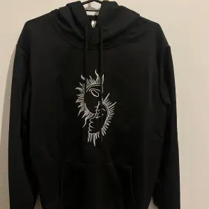 Säljer en helt oanvänd Z-man hoodie i storlek S för endast 119 Kr pga av fel storlek. Nypris 399 kr | Mitt pris 119 kr.   Frågor/pris kan diskuteras i pm