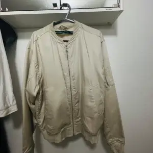 Tunn beige bomber jacka från lager 157 super fräsch 