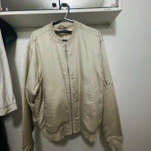  bomber jacka  - Tunn beige bomber jacka från lager 157 super fräsch 