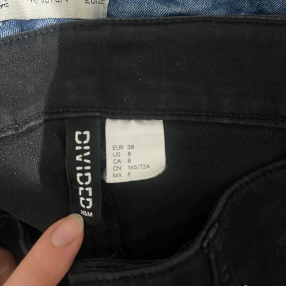 En påse med många jeans i storlek 34/36 även någon 38:a säljes för 100kr. Finns i Helsingborg. Köparen står för frakt om det önskas. . Jeans & Byxor.