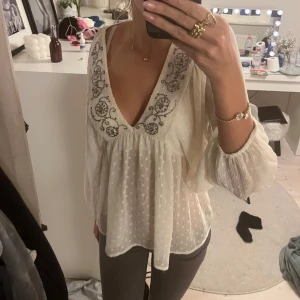 Blus - Säljer min söta blus ifrån Zara då den inte kommer till användning längre. Storlek Xs passar större också!! Hör av dig vid frågor eller intresse❤️