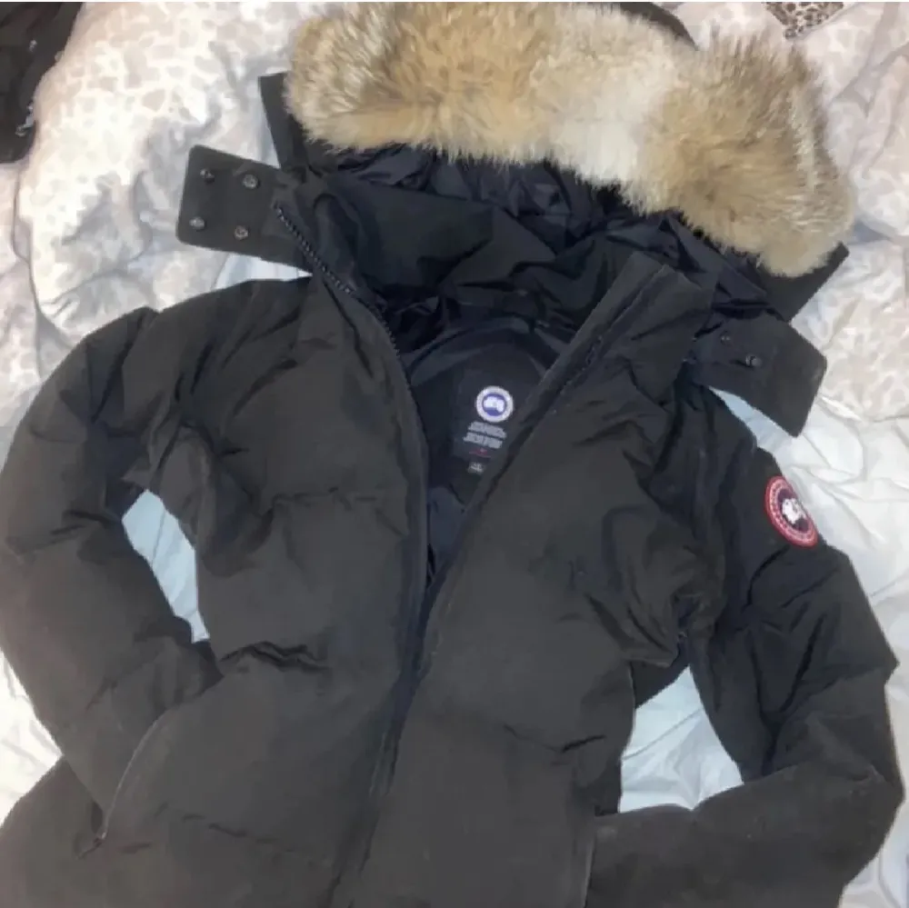 CANADA GOOSE CHELSEA PARKA   Storlek L, köptes förra vintern jackan är inte i nyskick men bra omhändertagen! Kontakta för mer bilder och info❣️. Jackor.