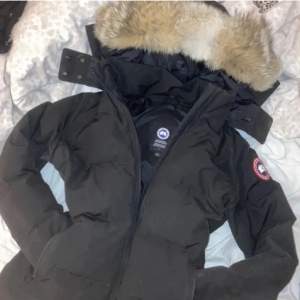 CANADA GOOSE CHELSEA PARKA   Storlek L, köptes förra vintern jackan är inte i nyskick men bra omhändertagen! Kontakta för mer bilder och info❣️