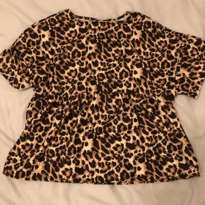 Leopardmönstrad blus - Säljer en supercool leopardmönstrad blus . Blusen har en lös passform som gör den bekväm att bära hela dagen. Passar perfekt till både vardag och fest. Pris kan diskuteras.