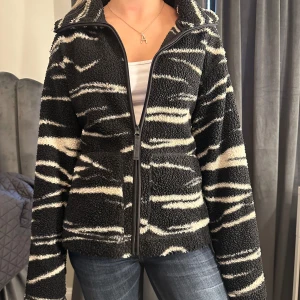 Hm fleece/ jacka  - Säljer denna hm jacka då den inte kommer till användning längre. Jackan är i bra skick.💕 