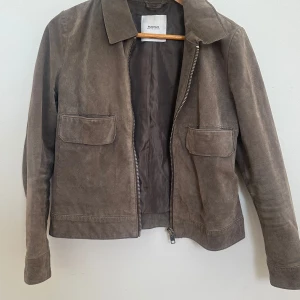 Mocka jacka  - Brun mocka jacka från mango Storlek 38 men mer som 36! Använd gärna köp nu🫶🏼