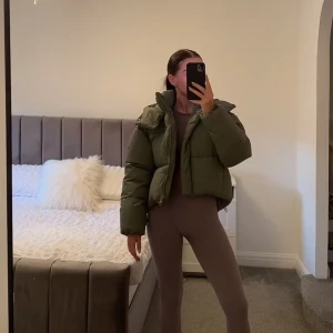 Zara puffer jacket - Säljer min pufferjacket från zara då den helt enkelt inte är min stil längre, alltså i nyskick. Lånade bilder, min är mer ljusgrön, men exakt samma modell(skriv privat för fler bilder). Nypris:700kr💗 Vid snabba köp kan priset diskuteras. 