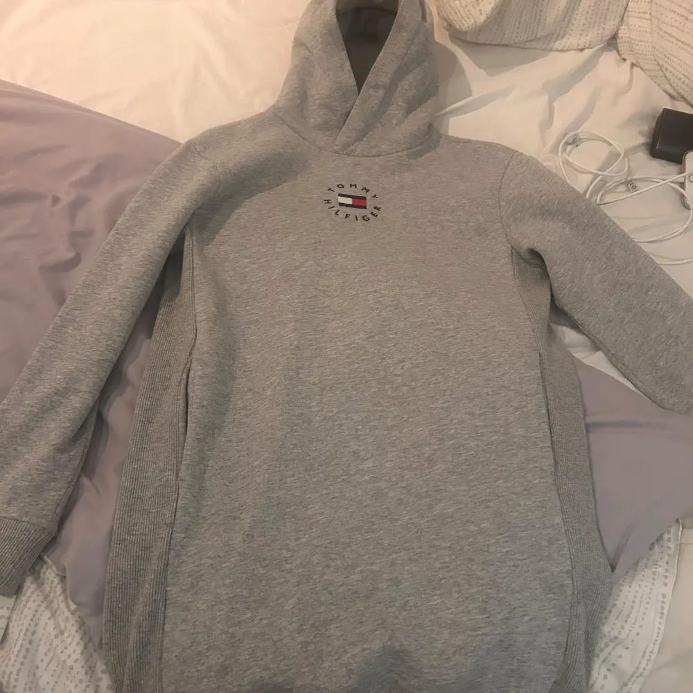 En hoddie klänning som är från Tommy hilfiger  Storlek 152 passar xxs/xs Har en liten fläck men den syns knappt  . Hoodies.