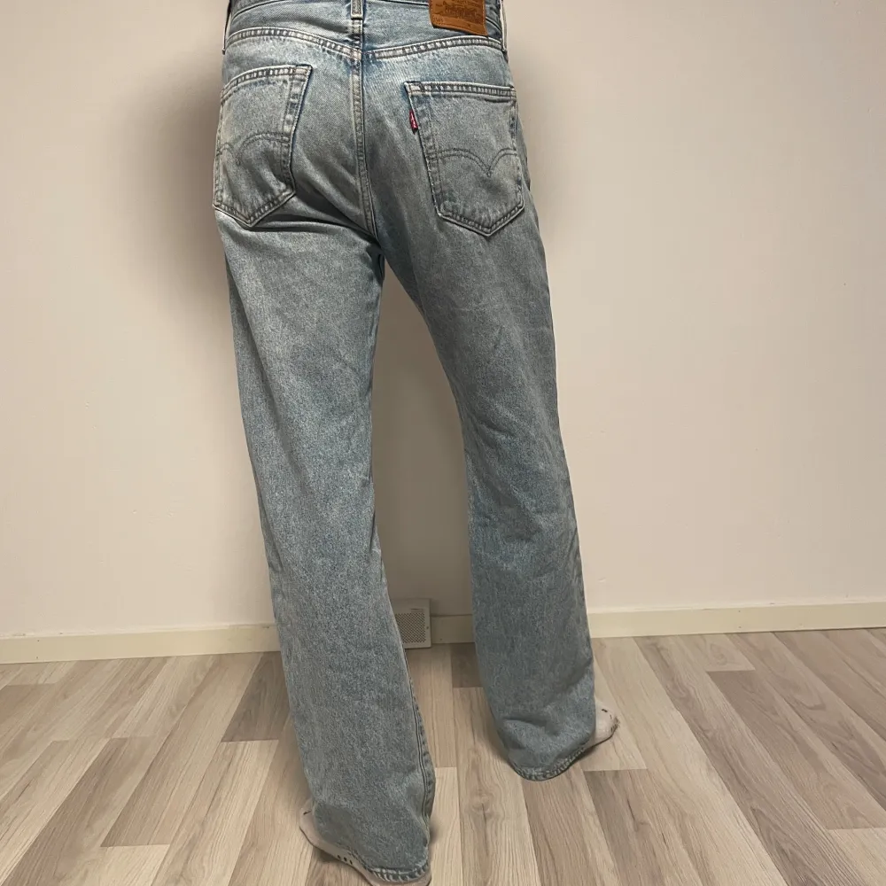 Detta är en mer baggy variation av 501. Alltså ett par ljusblå baggy jeans från Levis. De är i bra skick. . Jeans & Byxor.