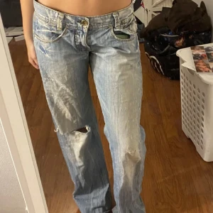Lågmidjade jeans  - Säljer såå fina lågmidjade jeans från miss sixty🎀🎀