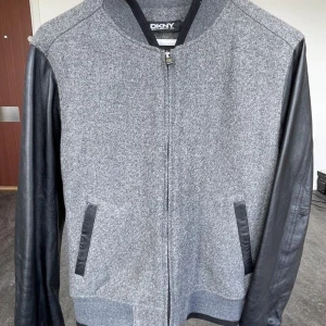 DKNY Varsity Jacket - M - Nypris 2,500kr Storlek M, liten i storleken Äkta läder 100% wool  Endast använd ett par gånger, passar ej