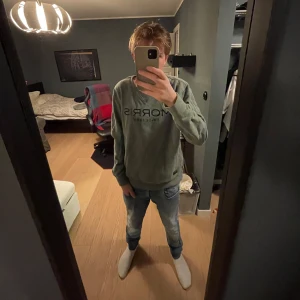 Morris sweater  - Strlk M, perfekt nu till hösten.  (För stor för mig)  Skick 10/10 inga fel  Skriv med frågor eller för mer bilder! 