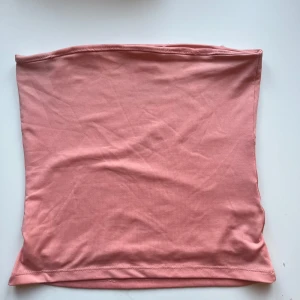 TubeTop  - Schysst tubetop som sitter tight på så att man inte behöver bh! Hyfsat lång->inte en magtröja. Skriv vid frågor!