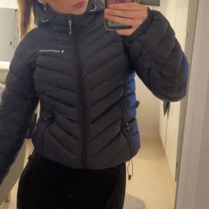 Peak performance jacka svart - Säljer för kommer ej till användning, bra skick och sitter bra💗