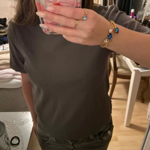 Grå t-shirt från Gina Tricot - En enkel grå t-shirt från Gina Tricot, perfekt till vardagen. Den har en normal passform och är kortärmad. Säljer då den inte kommer till användning💕