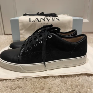 Lanvins - Säljer nu dessa feta lanvin skorna som knappt är använda de är i skicket 9,5/10🔥bara en liten defekt på sulan, Storlek 41 men passar 42, UK 7, priset är inte hugget i sten 🪨 allt og ingår, skriv för minsta fråga eller fundering!💯