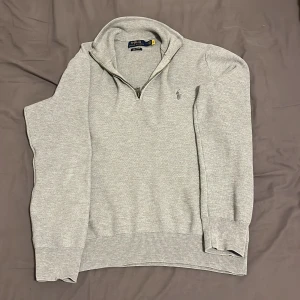 Ralph Lauren half zip hoddie - Säljer min Ralph Lauren half zip hoddie då jag inte använder den längre. Använd men i bra skick. Säljer för 1000 då nypris är ca 2000-2400