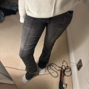 Säljer nu dessa fina jeans från bershka, älskar dem men säljer då jag köpt i ny storlek. Köpta förra vintern men knappt använda, slut på hemsidan. Hör av er vid frågor💕